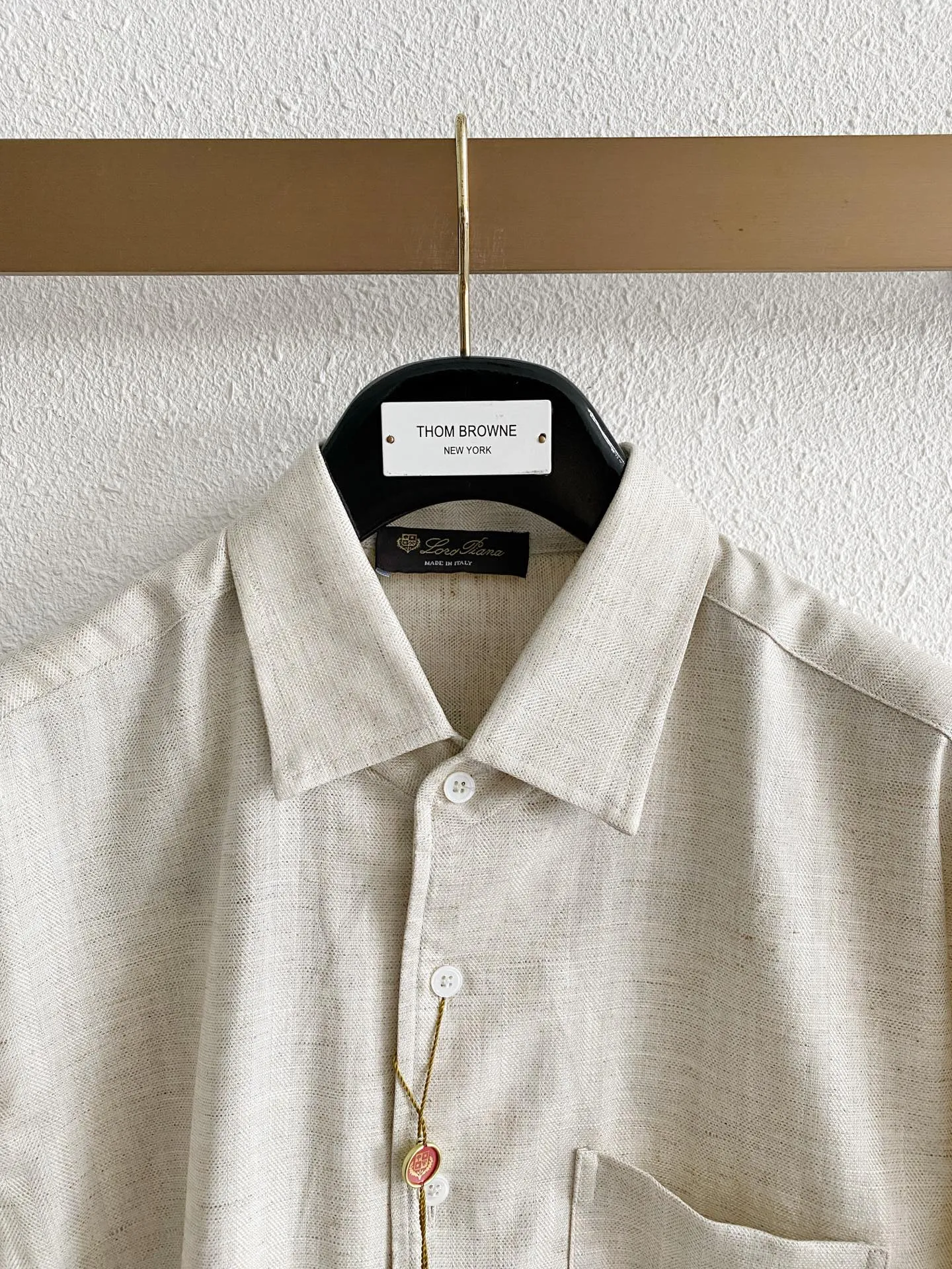 Loro Piana Tencel linen quiet luxury long-sleeved shirt Fabric characteristics: This high-quality fabric is made of Tencel + linen blend. The common ratio is 75% Lyocell Tencel and 25% linen, which takes into account the advantages of the two materials; Linen has its own natural fine texture, breathable and full, and has excellent heat dissipation when worn in spring and summer. It is not easy to sweat and stick to the body in hot weather; Tencel complements the shortcomings of pure linen, which is easy to wrinkle and rough to the touch. The fabric drape is better, feels smooth and soft against the skin, and will not prick the skin; the fabric has a matte high-end texture without dazzling gloss, which is in line with the quiet luxury of old money. Style and details: The collar is neat and standard with a pointed collar, and the collar has been shaped so that it is not easy to fold and collapse in daily life. It is suitable for casual wear with one or two buttons unbuttoned, and can also be neatly matched with a tie for light business scenes; it is loose and slightly dropped at the shoulders, and is very tolerant of body shapes with wide shoulders, slippery shoulders, and fat on the upper body, and the upper body is not tight and loose; The simple single patch pocket on the left chest is an iconic low-key design, which increases practicality without destroying the overall simple look; the cuffs of a regular formal shirt can be rolled up at will to create a casual atmosphere; the arc hem design is suitable for either tucking into the waistband or wearing it outside. Color matching: There are two basic colors in total. Pure white is suitable for bright wearing scenes, and oatmeal color has its own native linen tone, which is more resistant to daily dirt. Sizes:M-4XL